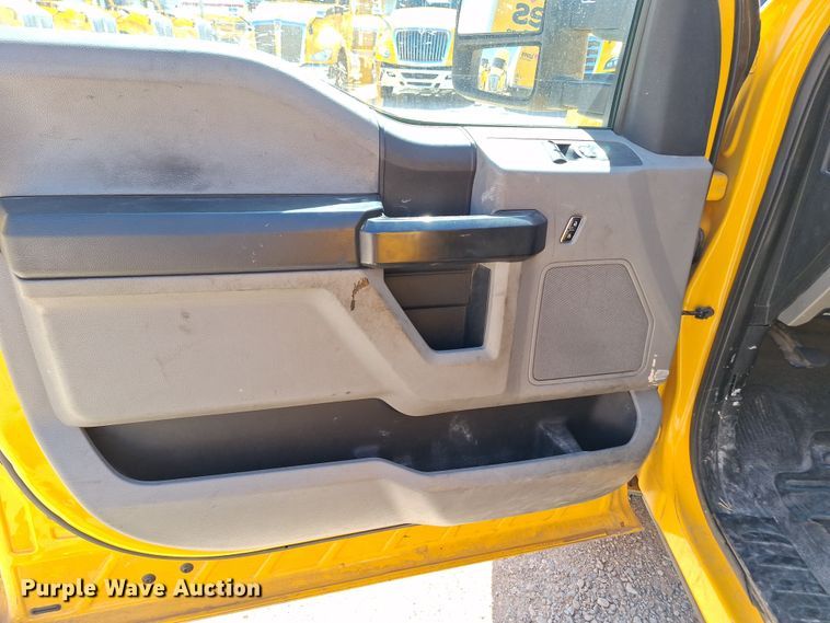 image for item EQ2214 2018 Ford F350 Super Duty utility bed pickup truck