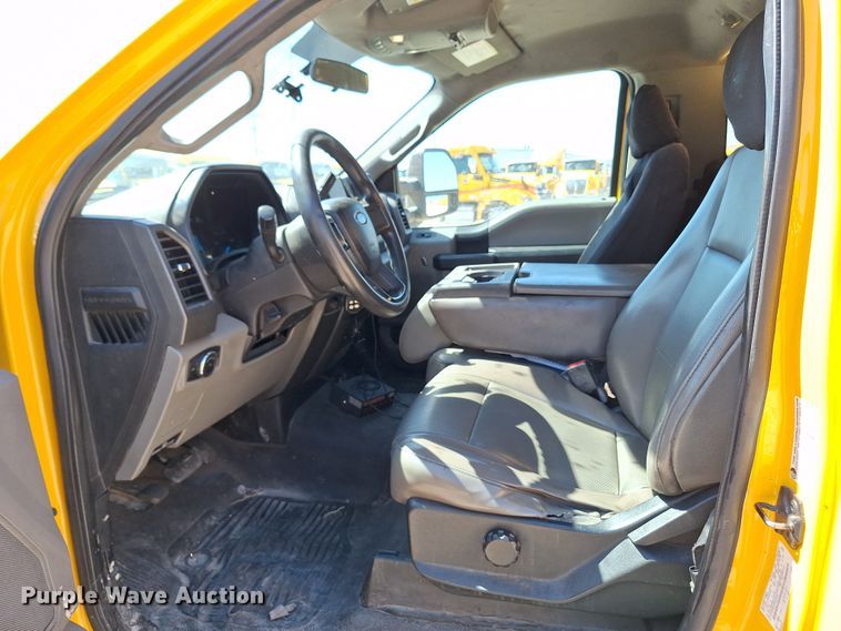 image for item EQ2214 2018 Ford F350 Super Duty utility bed pickup truck