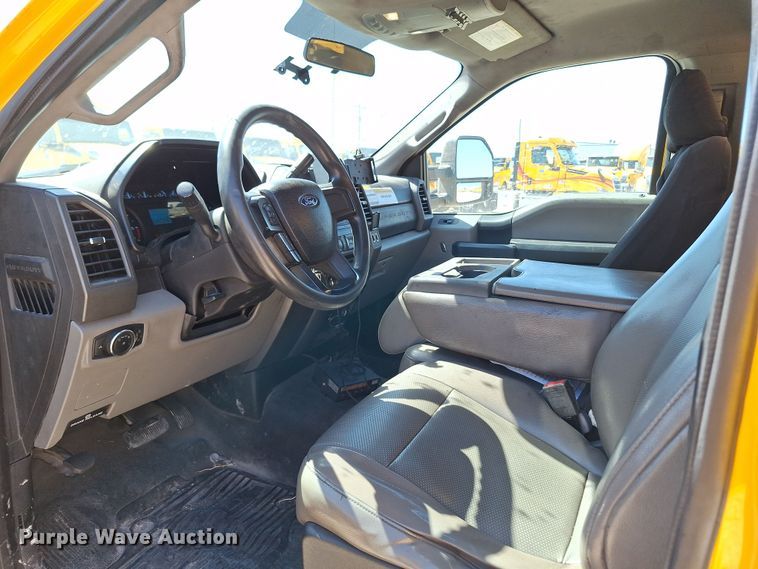 image for item EQ2214 2018 Ford F350 Super Duty utility bed pickup truck