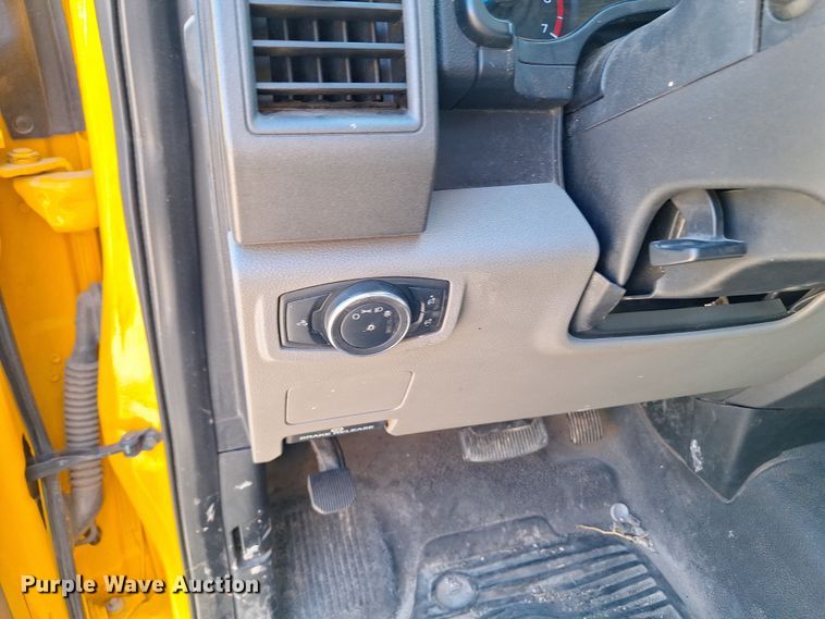 image for item EQ2214 2018 Ford F350 Super Duty utility bed pickup truck