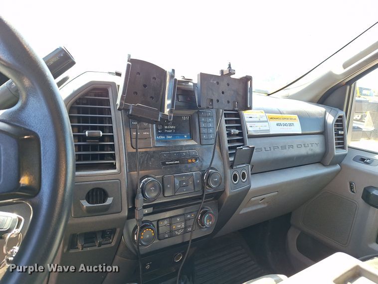 image for item EQ2214 2018 Ford F350 Super Duty utility bed pickup truck