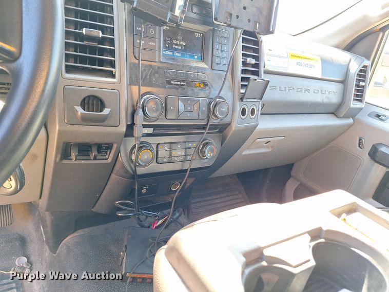 image for item EQ2214 2018 Ford F350 Super Duty utility bed pickup truck