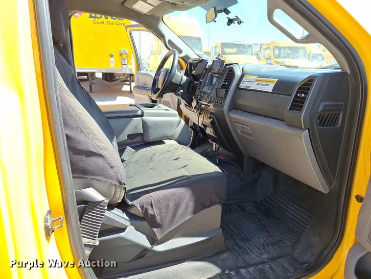 image for item EQ2214 2018 Ford F350 Super Duty utility bed pickup truck