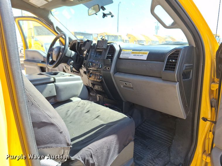 image for item EQ2214 2018 Ford F350 Super Duty utility bed pickup truck