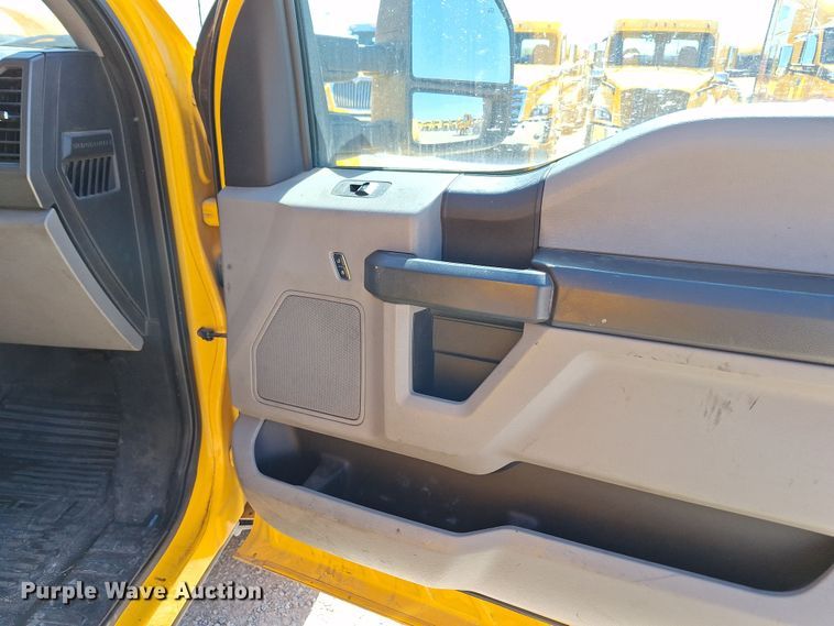 image for item EQ2214 2018 Ford F350 Super Duty utility bed pickup truck