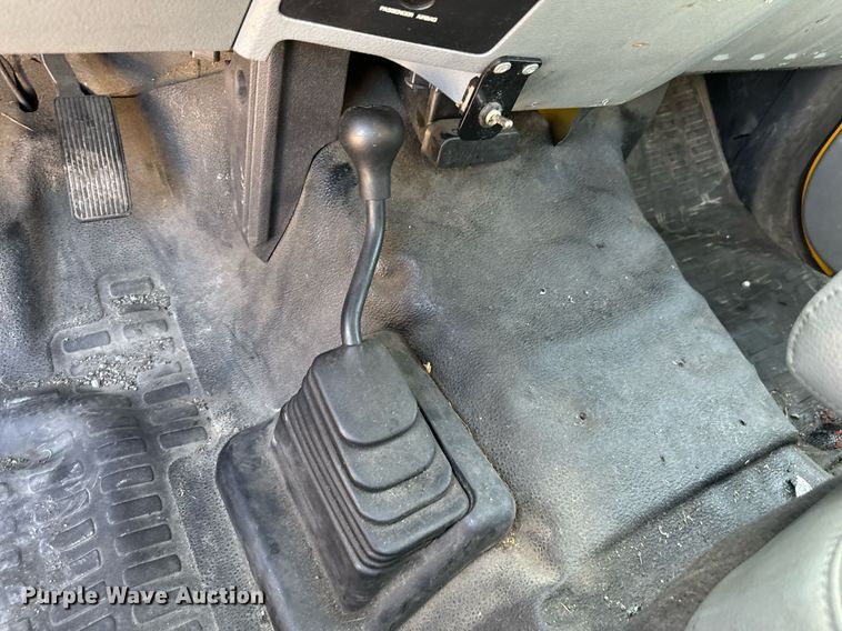 image for item EQ2219 2015 Ford F350 Super Duty utility bed pickup truck