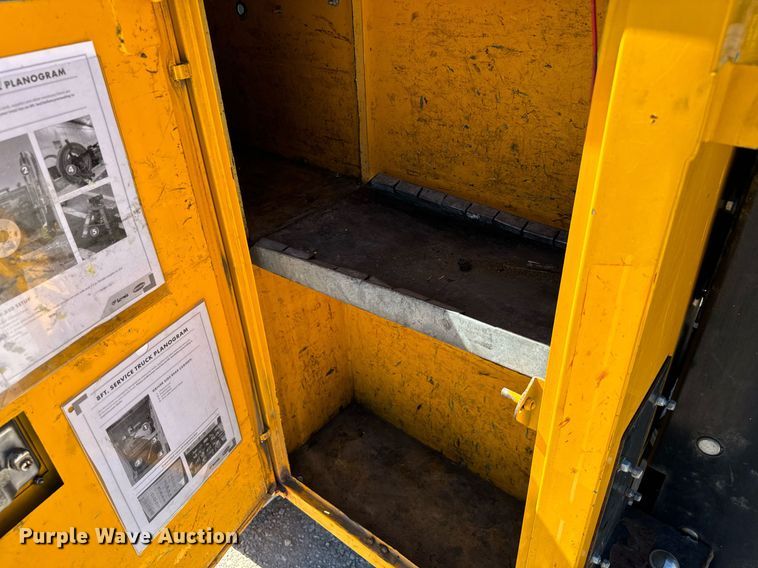 image for item EQ2221 2015 Ford F350 Super Duty utility bed pickup truck