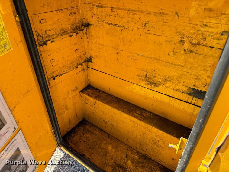 image for item EQ2221 2015 Ford F350 Super Duty utility bed pickup truck