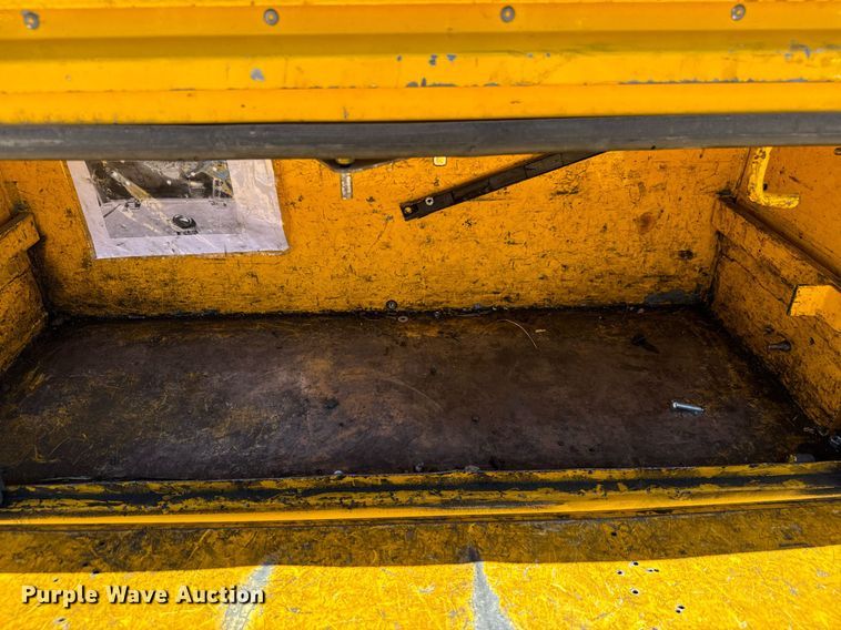 image for item EQ2221 2015 Ford F350 Super Duty utility bed pickup truck