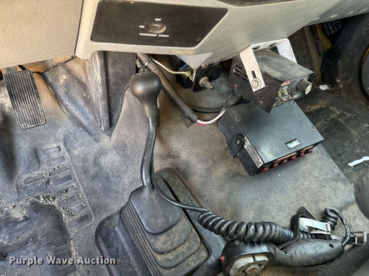 image for item EQ2221 2015 Ford F350 Super Duty utility bed pickup truck