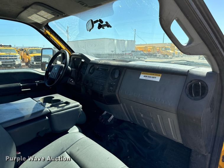 image for item EQ2221 2015 Ford F350 Super Duty utility bed pickup truck