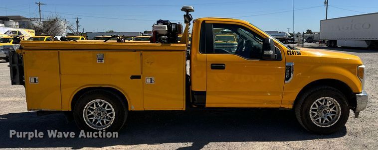 image for item EQ2222 2017 Ford F350 Super Duty utility bed pickup truck