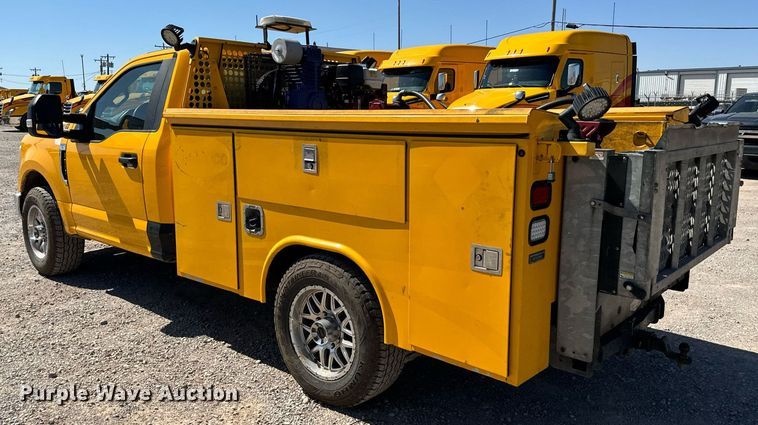 image for item EQ2222 2017 Ford F350 Super Duty utility bed pickup truck