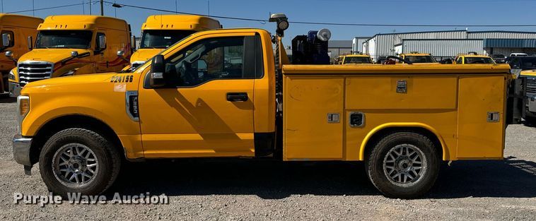 image for item EQ2222 2017 Ford F350 Super Duty utility bed pickup truck