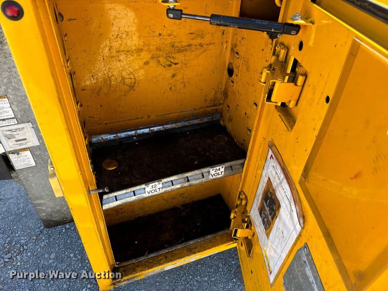 image for item EQ2222 2017 Ford F350 Super Duty utility bed pickup truck