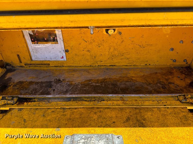 image for item EQ2222 2017 Ford F350 Super Duty utility bed pickup truck