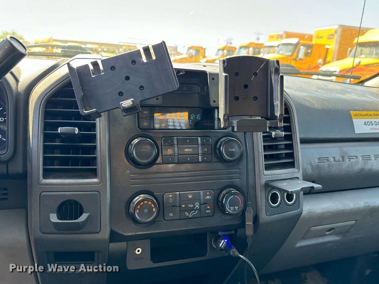 image for item EQ2222 2017 Ford F350 Super Duty utility bed pickup truck