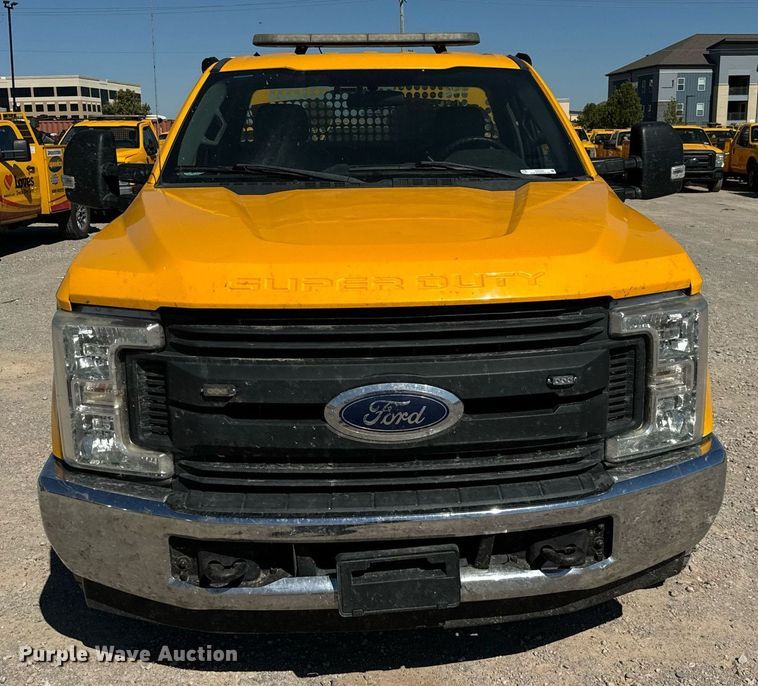 image for item EQ2224 2018 Ford F350 Super Duty utility bed pickup truck