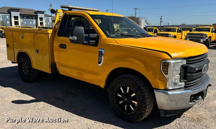 image for item EQ2224 2018 Ford F350 Super Duty utility bed pickup truck