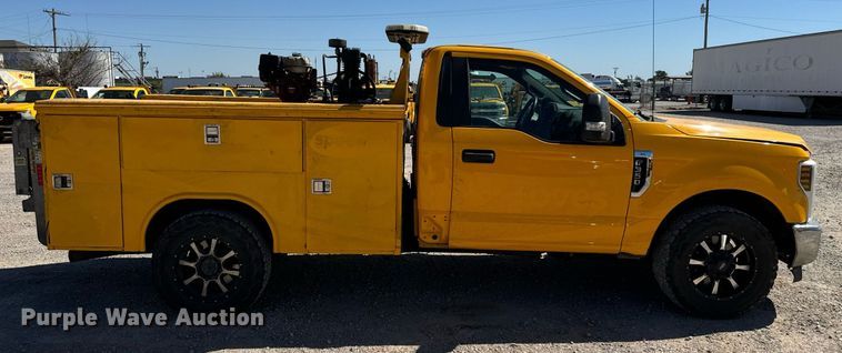 image for item EQ2224 2018 Ford F350 Super Duty utility bed pickup truck