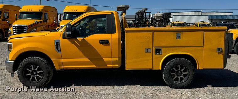 image for item EQ2224 2018 Ford F350 Super Duty utility bed pickup truck