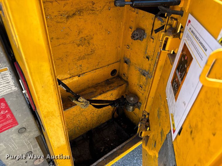 image for item EQ2224 2018 Ford F350 Super Duty utility bed pickup truck