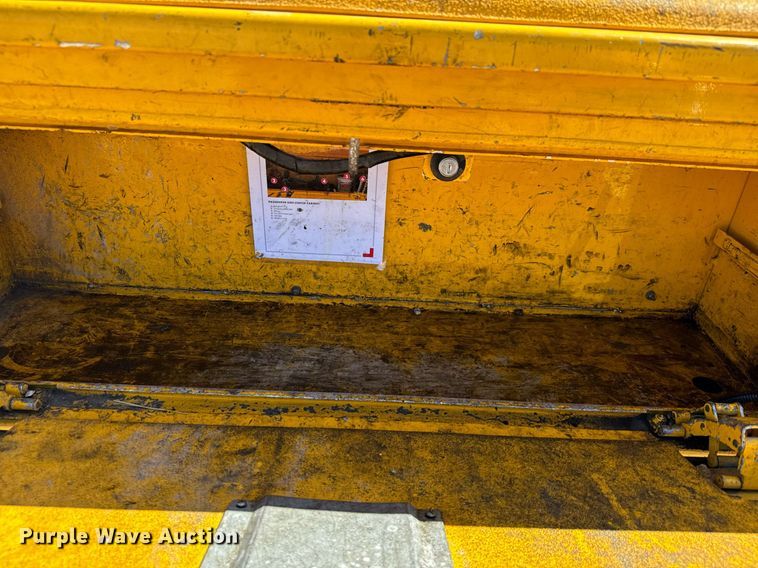 image for item EQ2224 2018 Ford F350 Super Duty utility bed pickup truck