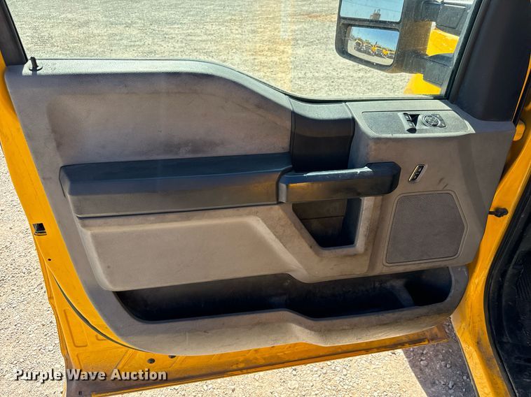 image for item EQ2224 2018 Ford F350 Super Duty utility bed pickup truck