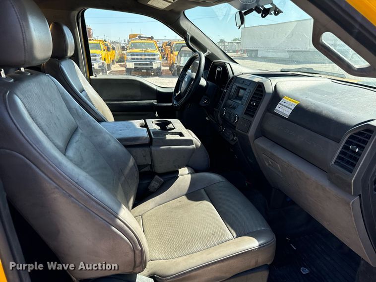 image for item EQ2224 2018 Ford F350 Super Duty utility bed pickup truck