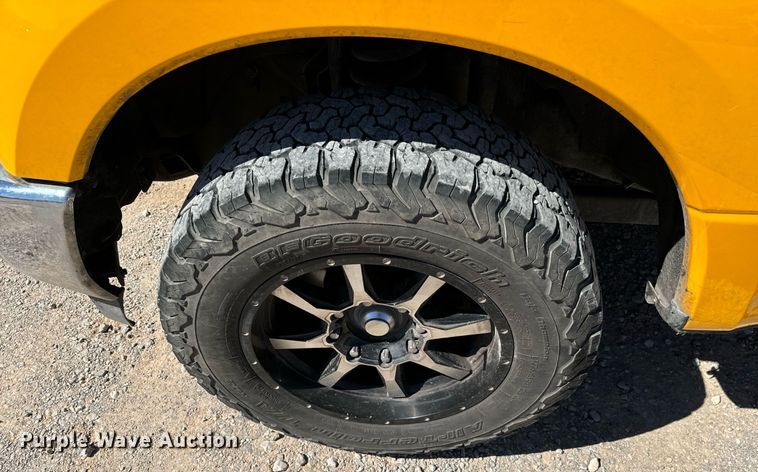 image for item EQ2224 2018 Ford F350 Super Duty utility bed pickup truck