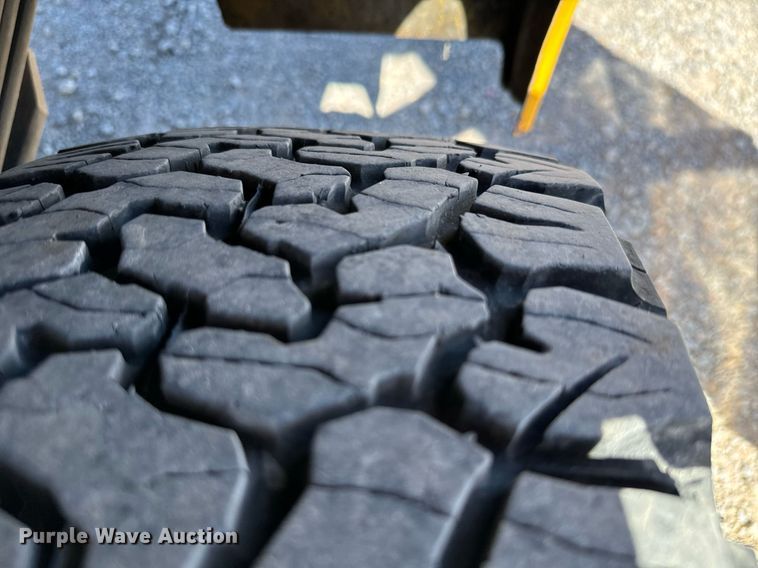 image for item EQ2224 2018 Ford F350 Super Duty utility bed pickup truck