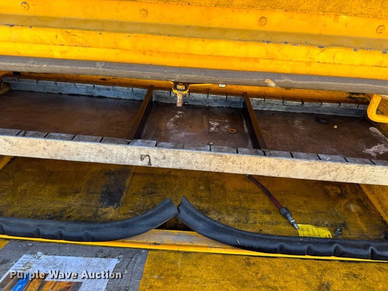 image for item EQ2226 2015 Ford F350 Super Duty utility bed pickup truck