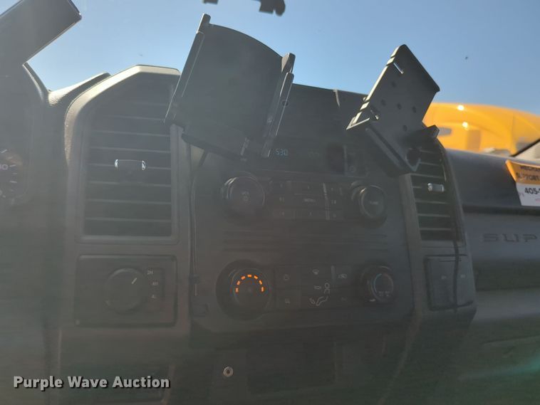 image for item EQ2228 2019 Ford F350 Super Duty utility bed pickup truck