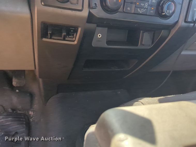 image for item EQ2228 2019 Ford F350 Super Duty utility bed pickup truck