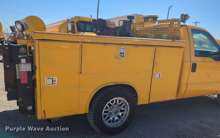 image for item EQ2229 2016 Ford F350 Super Duty utility bed pickup truck