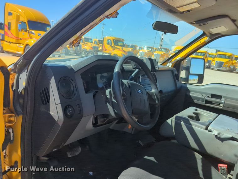 image for item EQ2229 2016 Ford F350 Super Duty utility bed pickup truck