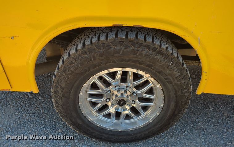 image for item EQ2229 2016 Ford F350 Super Duty utility bed pickup truck