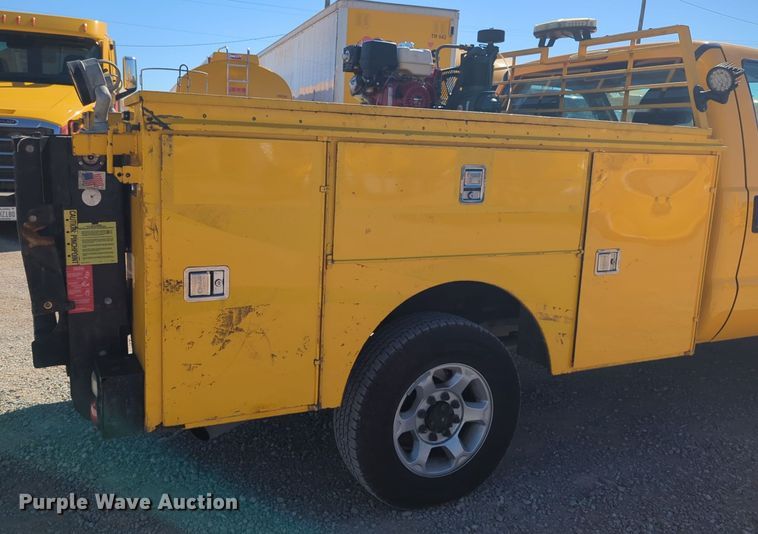 image for item EQ2230 2015 Ford F350 Super Duty utility bed pickup truck