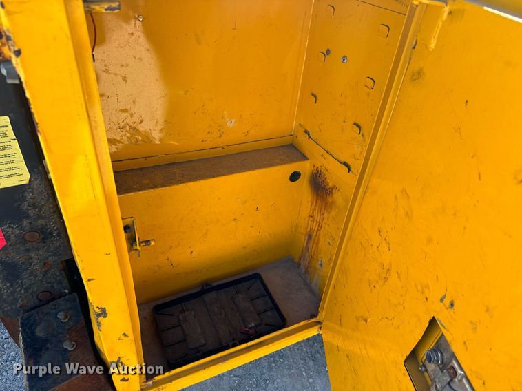 image for item EQ2234 2015 Ford F350 Super Duty utility bed pickup truck