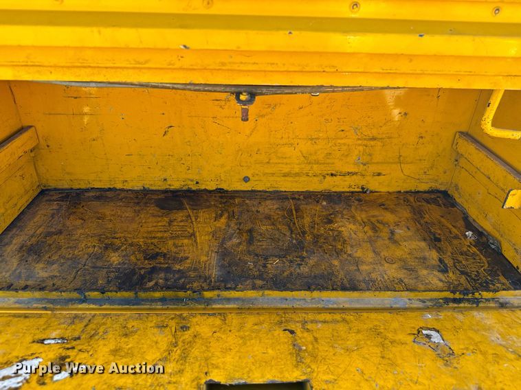 image for item EQ2234 2015 Ford F350 Super Duty utility bed pickup truck