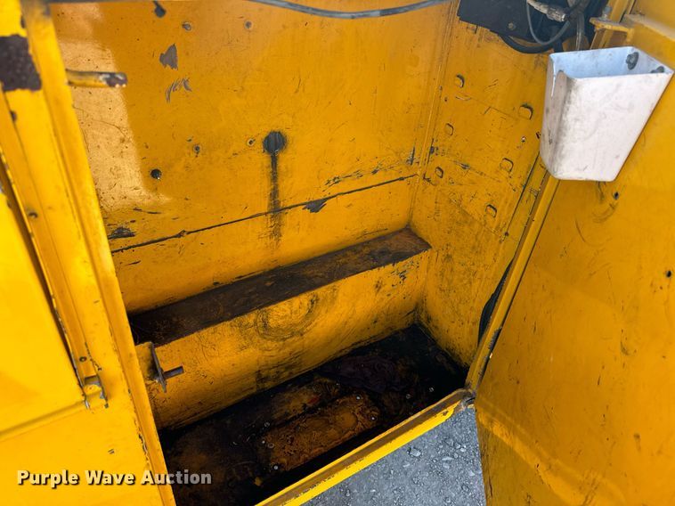 image for item EQ2234 2015 Ford F350 Super Duty utility bed pickup truck