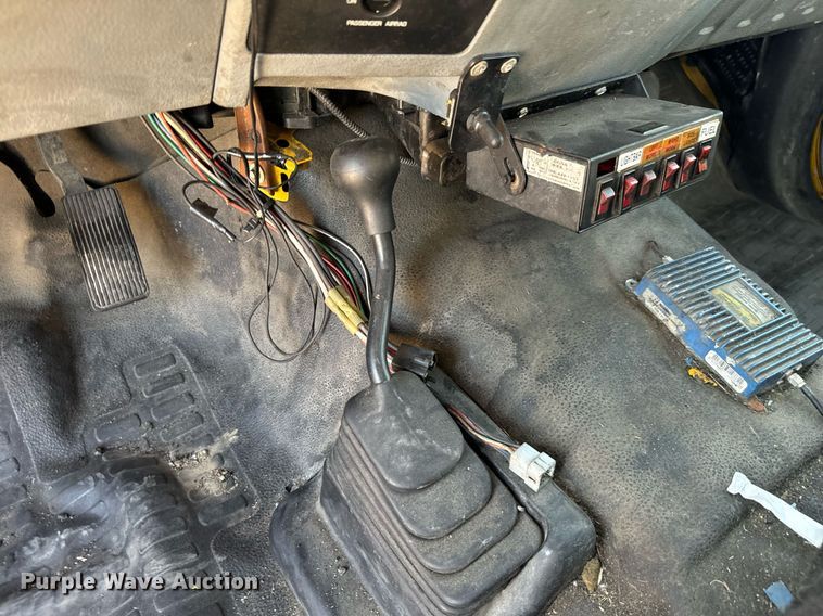 image for item EQ2234 2015 Ford F350 Super Duty utility bed pickup truck