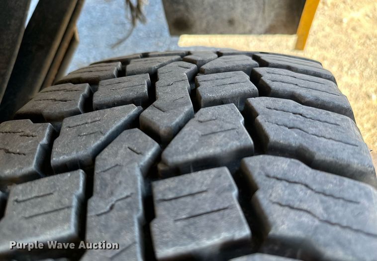 image for item EQ2234 2015 Ford F350 Super Duty utility bed pickup truck