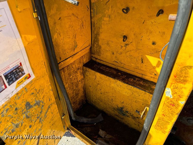 image for item EQ2236 2015 Ford F350 Super Duty utility bed pickup truck