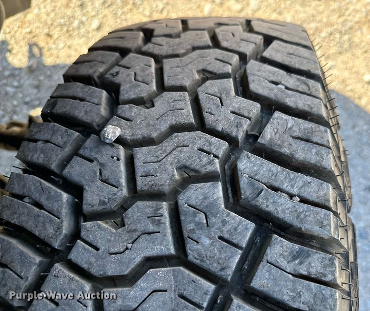 image for item EQ2236 2015 Ford F350 Super Duty utility bed pickup truck