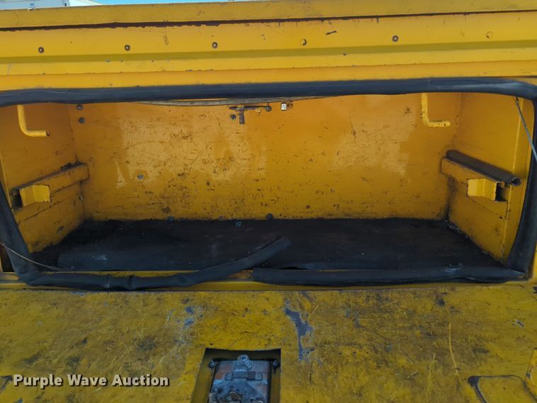 image for item EQ2238 2015 Ford F350 Super Duty utility bed pickup truck