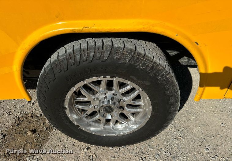 image for item EQ2244 2016 Ford F350 Super Duty utility bed pickup truck