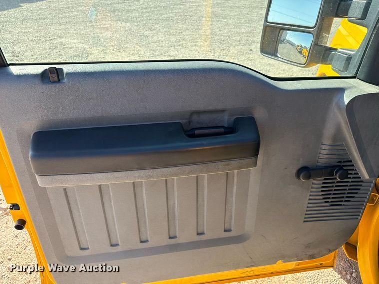 image for item EQ2246 2015 Ford F350 Super Duty utility bed pickup truck