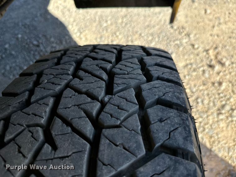 image for item EQ2246 2015 Ford F350 Super Duty utility bed pickup truck