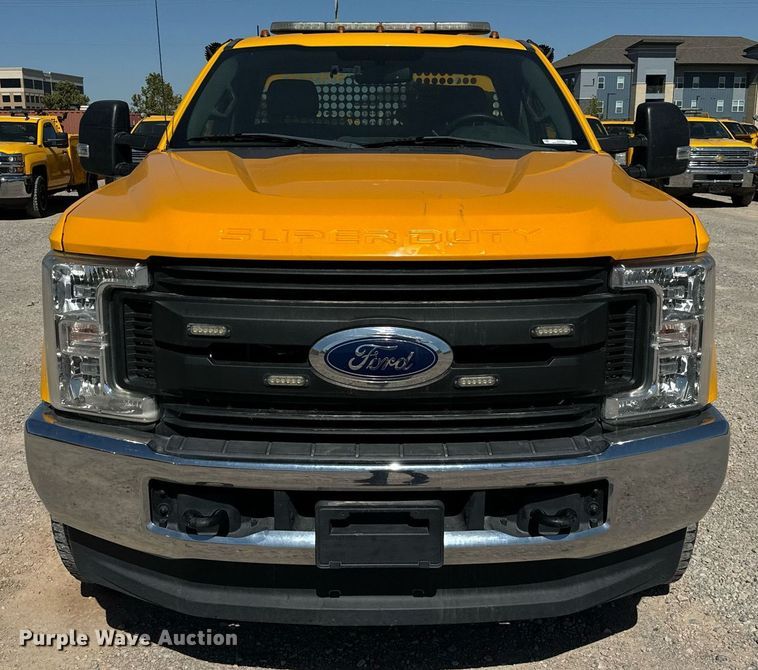 image for item EQ2252 2019 Ford F350 Super Duty utility bed pickup truck